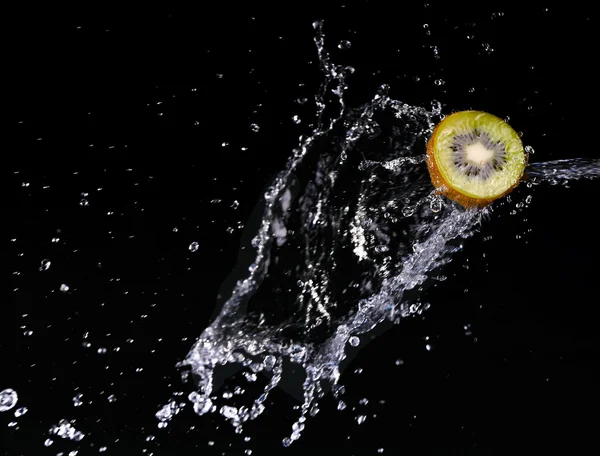 Frukter i vatten citron jordgubb kiwi — Stockfoto