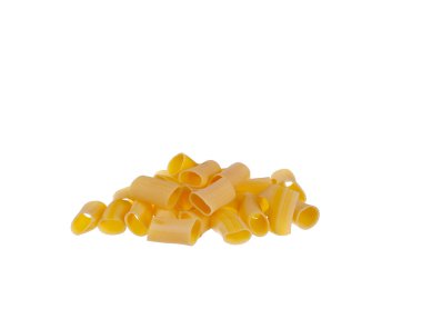 Beyaz arkaplanda makarna yığını