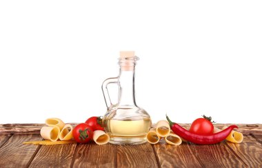 pişmemiş makarna ve beyaz arka plan ve cherie izole sebze yiyecek