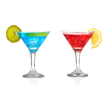 kolaj Sprite katiyen sparkllng soda ve buz cam üzerinde beyaz izole içecekler