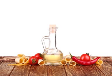 pişmemiş makarna ve beyaz arka plan ve cherie izole sebze yiyecek