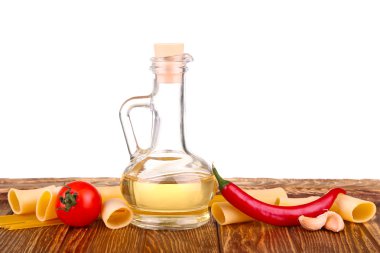 pişmemiş makarna ve beyaz arka plan ve cherie izole sebze yiyecek