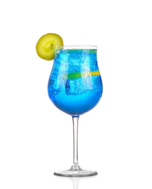 Sprite katiyen sparkllng soda ve buz cam üzerinde beyaz izole içecekler