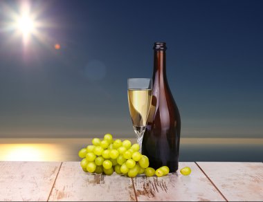 kadeh şarap, bir bardak şarap ve üzüm gemide izole üzerinde w