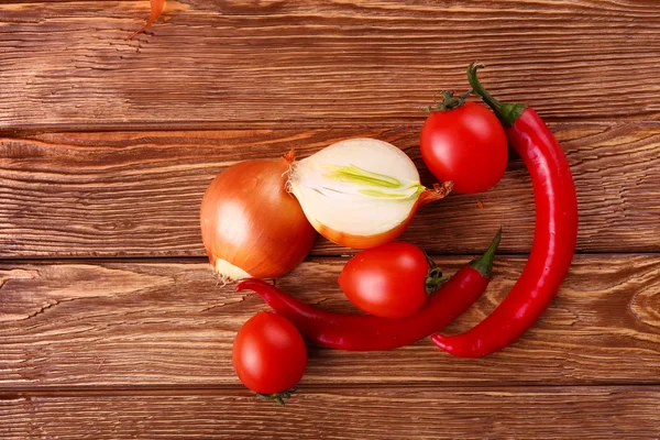 Friss piros paradicsom, chili és hagymát asztal fából készült háttér — Stock Fotó