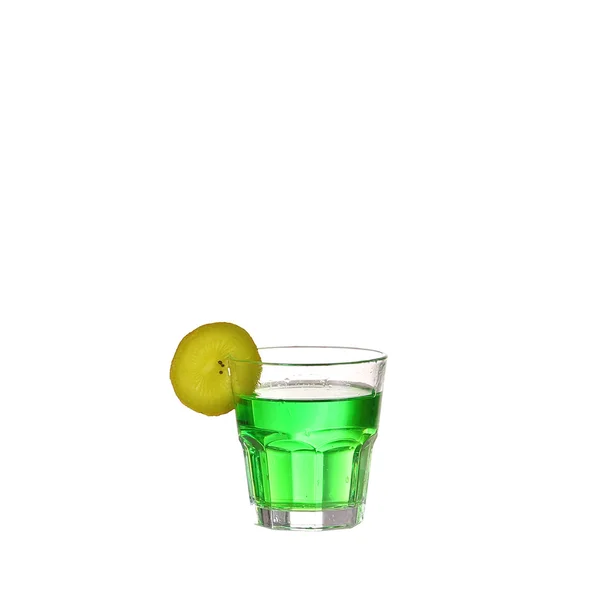 Cocktail di frutta con lime e cubetti di ghiaccio in un bicchiere su sfondo bianco . — Foto Stock