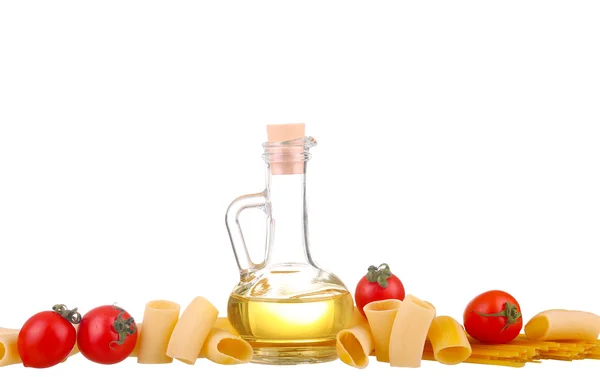 Ingredientes para massas. Espaguete, cherie, pimenta, óleo, alho isolado em branco — Fotografia de Stock