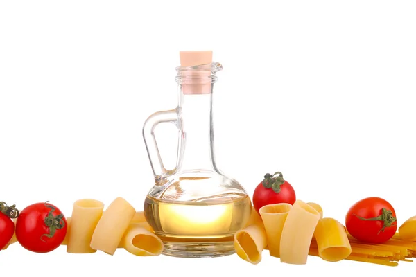 Ingredientes para massas. Espaguete, cherie, pimenta, óleo, alho isolado em branco — Fotografia de Stock