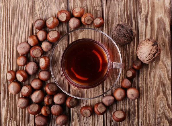 Cosecha de otoño. tuercas sobre un fondo de madera oscura reciclada, con espacio de copia.. Vista superior del té, nueces — Foto de Stock