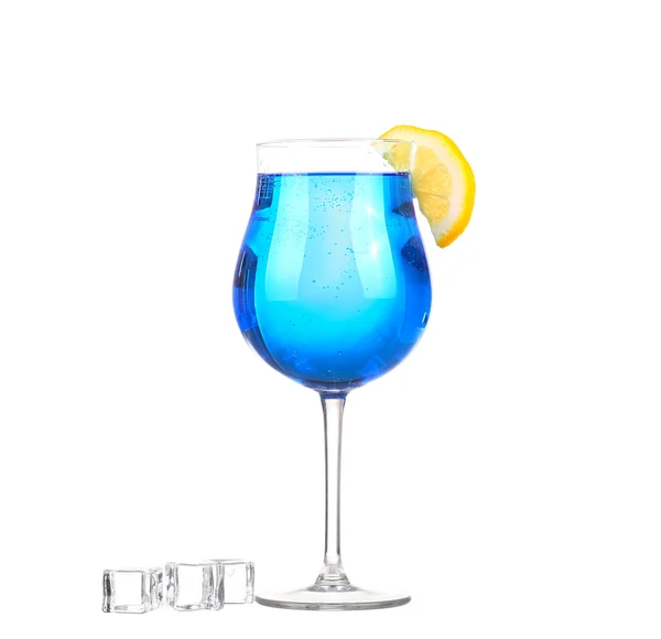 Sprite bevande con frizzante soda e ghiaccio in vetro isolato su bianco — Foto Stock