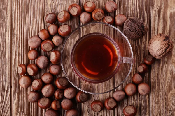 Cosecha de otoño. tuercas sobre un fondo de madera oscura reciclada, con espacio de copia.. Vista superior del té, nueces —  Fotos de Stock