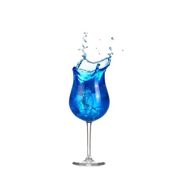 Cocktail azul com salpicos no branco — Fotografia de Stock