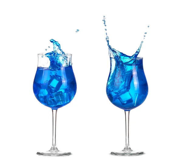 Cocktail bleu avec éclaboussures sur blanc — Photo