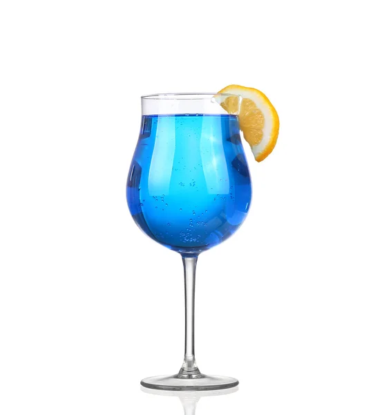Sprite bebidas con gas gaseoso y hielo en vidrio aislado en blanco — Foto de Stock