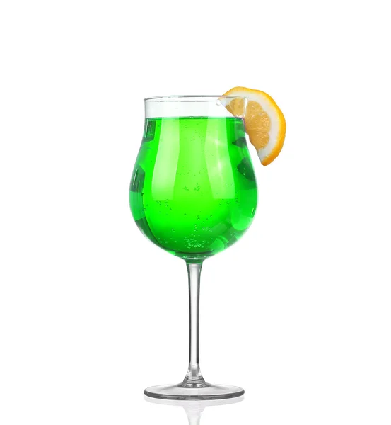 Zielony alkoholu koktajl powitalny i zielone limonki na białym tle — Zdjęcie stockowe