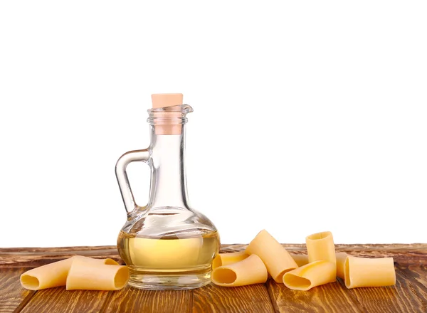 Pasta cruda y vegetales aislados en fondo blanco — Foto de Stock