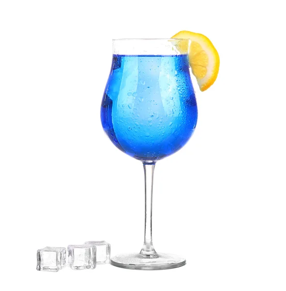 Sprite bebidas con gas gaseoso y hielo en vidrio aislado en blanco —  Fotos de Stock