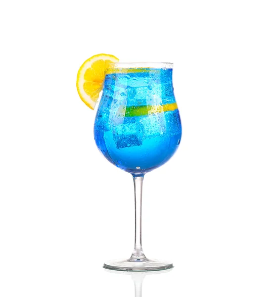 Sprite bevande con frizzante soda e ghiaccio in vetro isolato su bianco — Foto Stock