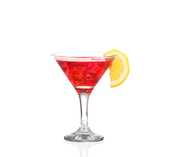 Cocktail mit Spritzer und Limettenscheibe isoliert auf Weiß — Stockfoto