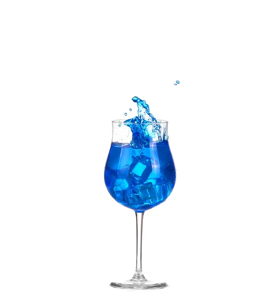 Cocktail blu con spruzzi su bianco — Foto Stock
