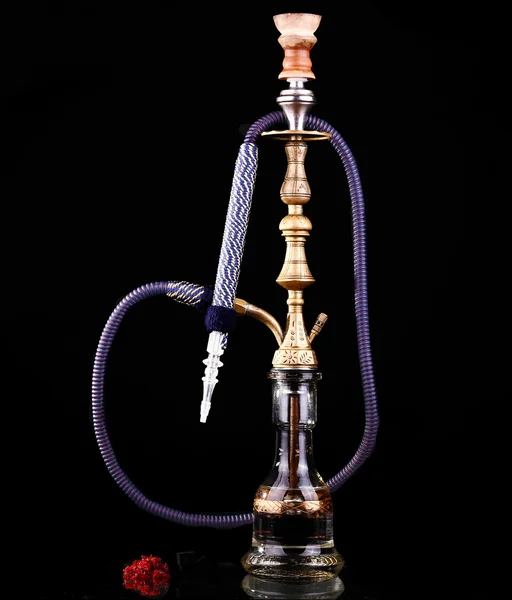 Hookah sobre un fondo negro — Foto de Stock