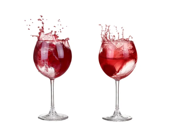 Colagem de vinho tinto derramando em copo de vinho isolado em um fundo branco — Fotografia de Stock