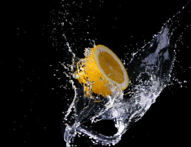 limon sıçramasına su damlaları