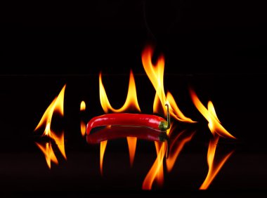 Siyah arka plan üzerine alev ile acı biber