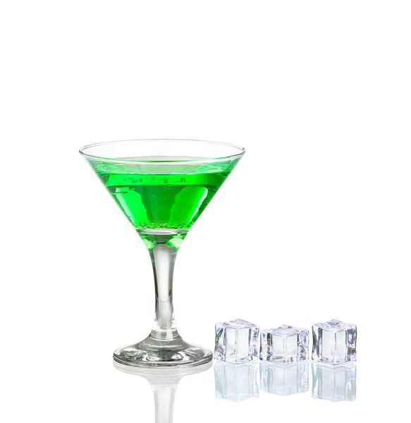 Grüner Cocktail mit Limette isoliert auf Weiß — Stockfoto