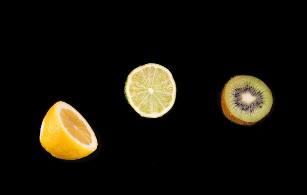 Citrusfrukter på svart bakgrund — Stockfoto