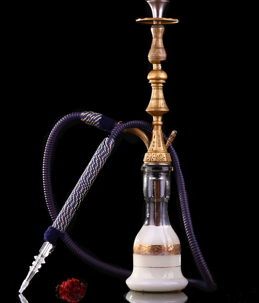 Hookah em um fundo preto — Fotografia de Stock