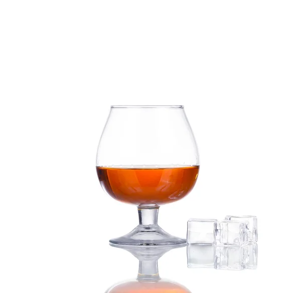 Glas Cognac isoliert auf weißem Hintergrund — Stockfoto