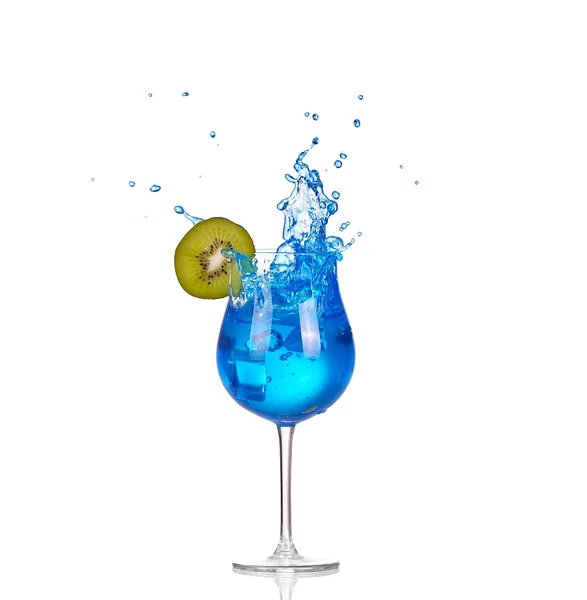 Cocktail azul com salpicos no branco — Fotografia de Stock