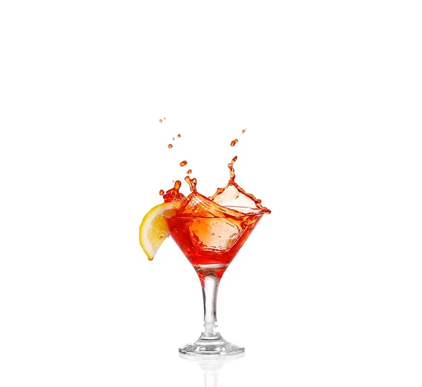 Cocktail with splash and lime slice isolated on white — Stock Photo, Image