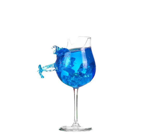 Cocktail blu con spruzzi su bianco — Foto Stock