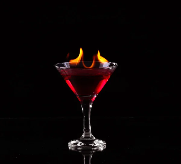 Полум'яний коктейль над чорним — стокове фото