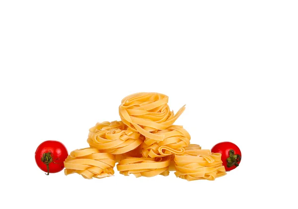 Pasta, tomater, basilika och vitlök. isolerad på vit bakgrund — Stockfoto