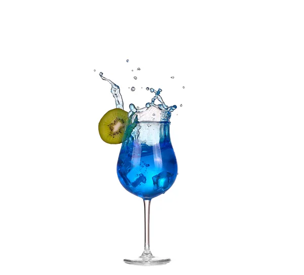 Cocktail azul com salpicos no branco — Fotografia de Stock