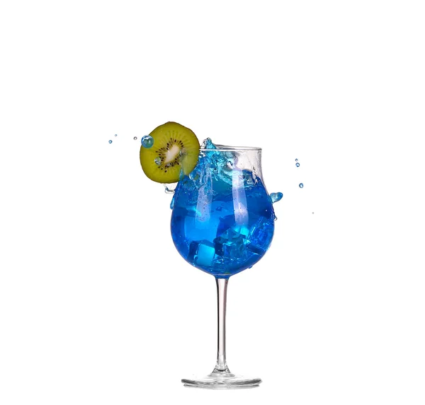 Голубой коктейль с брызгами на белом — стоковое фото