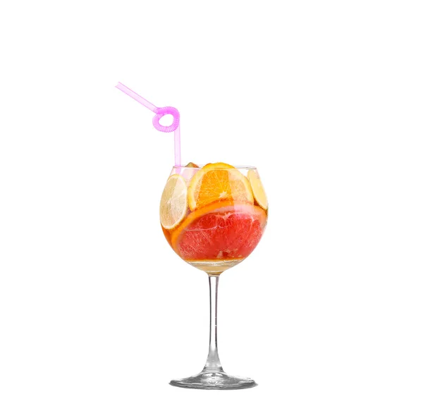 Vit Sangria i stemware på en vit bakgrund — Stockfoto