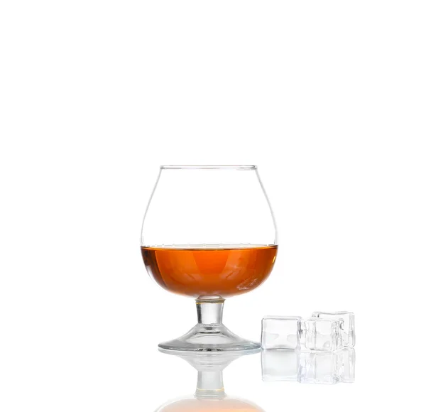 Salpicadura de whisky con hielo en vidrio aislado sobre fondo blanco —  Fotos de Stock