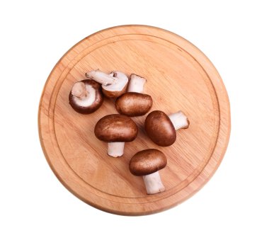 Beyaz arka plan üzerinde kesme tahtası üzerinde ham mantar