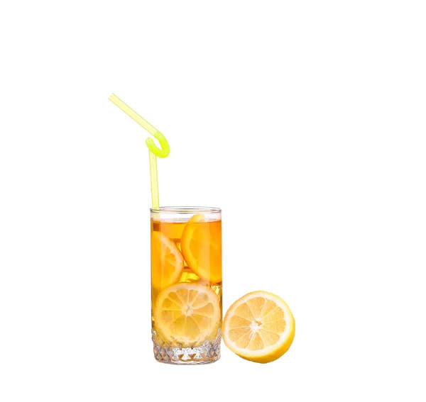 Amber cocktail in een glas geïsoleerd op een witte achtergrond — Stockfoto