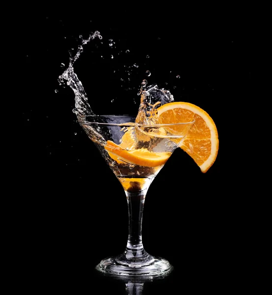 vermut kokteyl koyu arka plan üzerinde martini cam içine