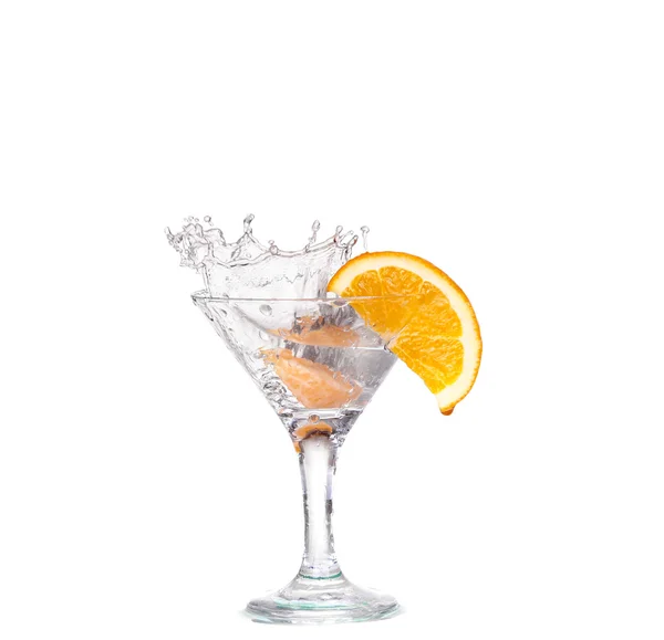 Cocktail im Martini-Glas auf weißem Hintergrund mit Früchten — Stockfoto