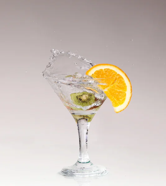 Cóctel en una copa de martini sobre un fondo blanco con fruta — Foto de Stock