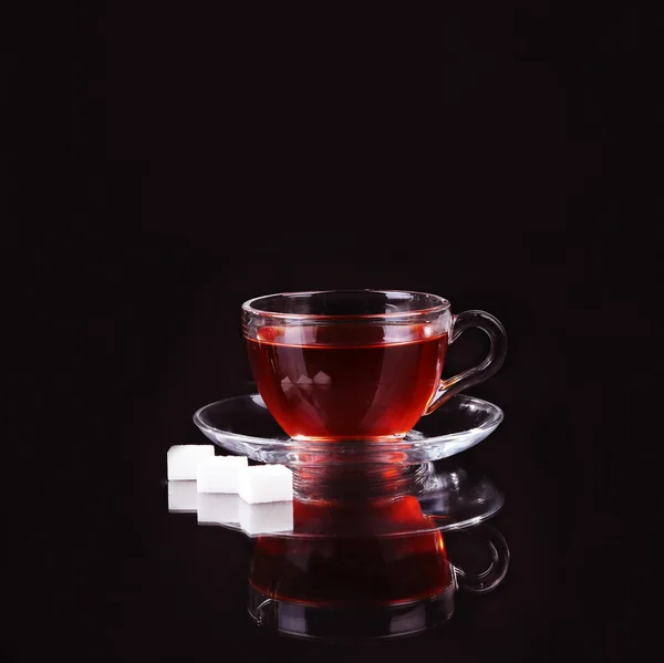 Copo de vidro de chá no fundo preto . — Fotografia de Stock