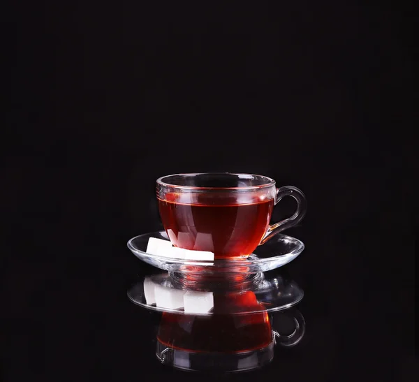 Tazza di tè di vetro su sfondo nero . — Foto Stock