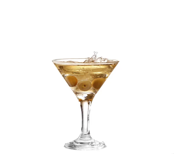 Splash von Oliven in einem Glas Cocktail, isoliert auf weißem Hintergrund, Clipping-Pfad enthalten. — Stockfoto