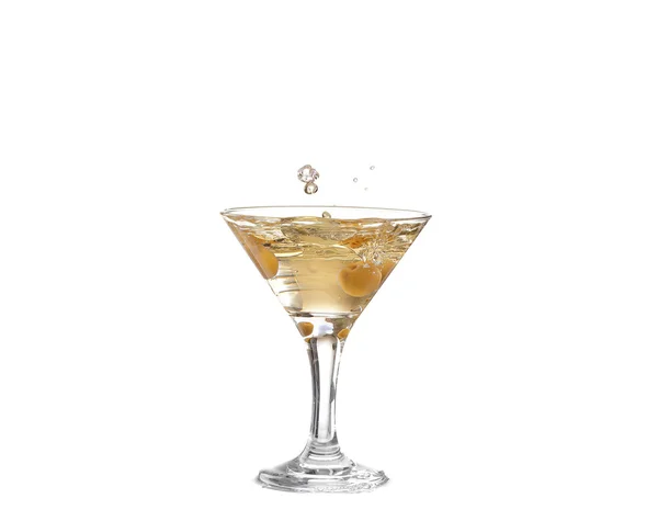 Splash de azeitona em um copo de coquetel, isolado no fundo branco, caminho de recorte incluído . — Fotografia de Stock